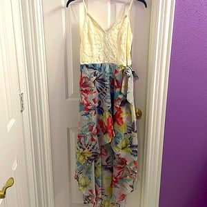Hello, I’m selling a cute floral summer train dress.